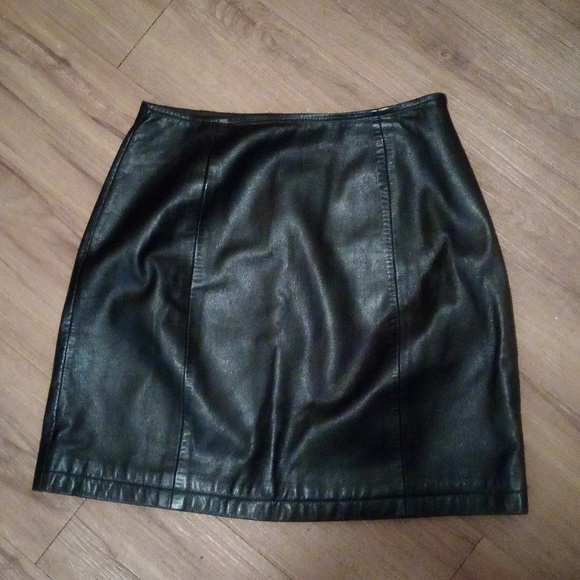 Wilsons Leather Black Mini Skirt       13" Waist , Bottom Width 20" & 17" Length - Picture 3 of 8